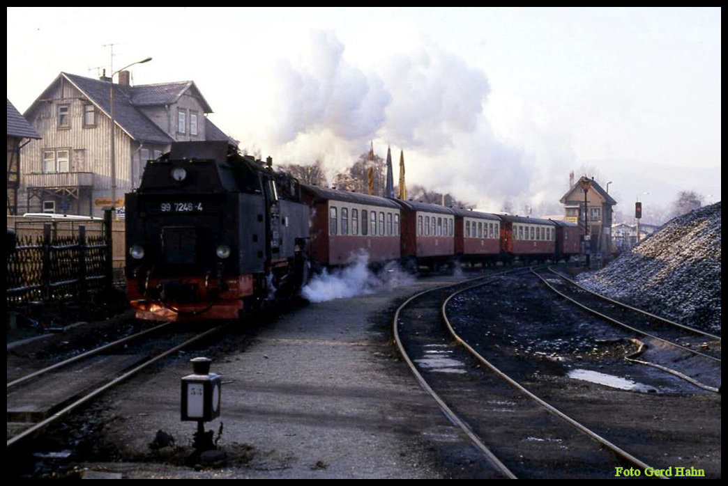 997246 fährt am 10.12.1991 um 10.41 Uhr mit dem P 14432 aus Schierke in Wernigerode ein. Im Hintergrund ist noch das inzwischen abgerissene ehemalige Stellwerk zu sehen.