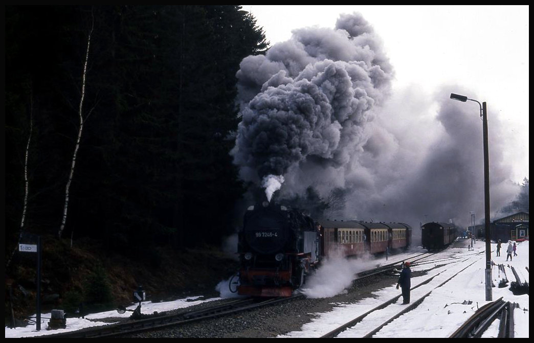 997246 fährt hier am 18.2.1993 mit mächtiger Dampfwolke aus dem Bahnhof Schierke in Richtung Brocken ab.