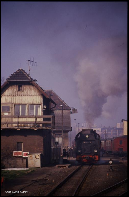 997246 rangiert am 17.3.1990 um 9.45 Uhr auf der Schmalspurbahn in Höhe des Stellwerk Nordhausen.