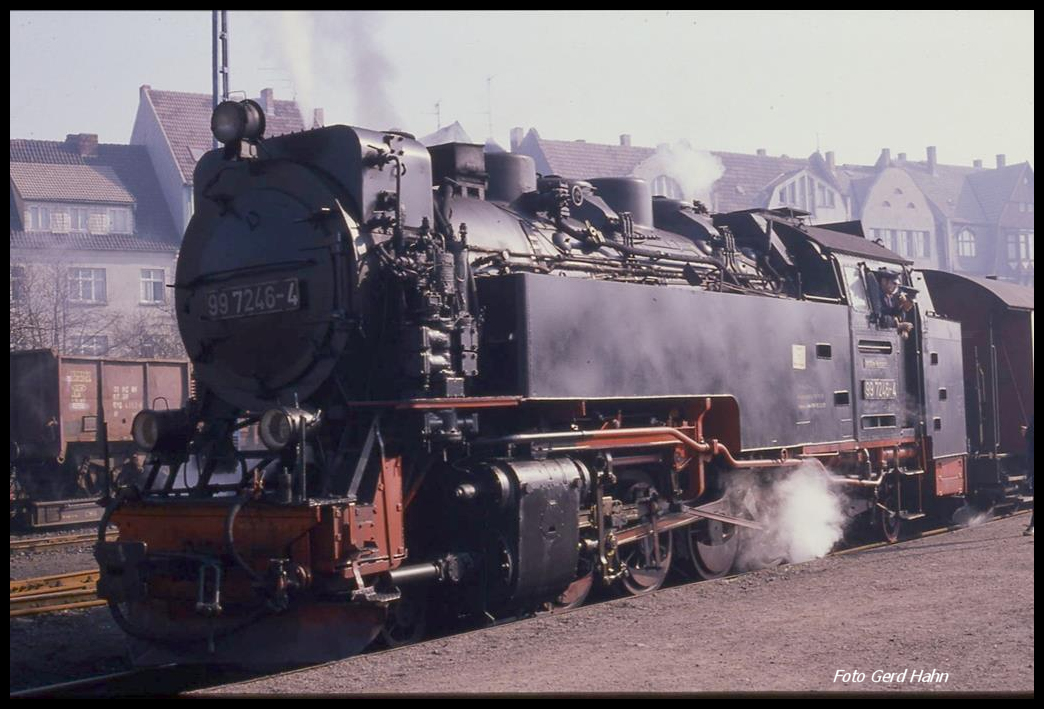 997246 wartet am 997241 vor einem Personenzug um 10.25 Uhr im Bahnhof Nordhausen auf die Abfahrt.