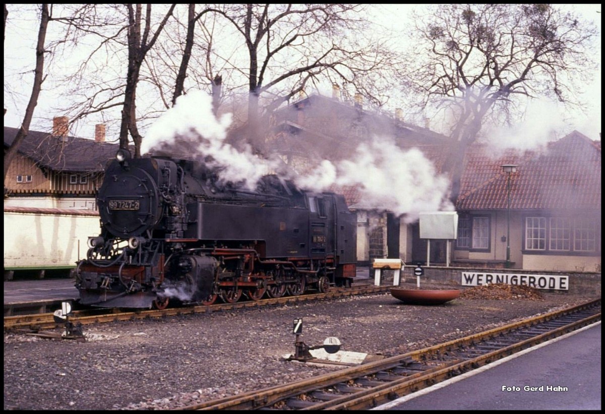997247 wendet im Kopfbahnhof der Harzer Schmalspurbahn in Wernigerode am 14.2.1990. Das verschmutzte Fahrwerk deutet auf eine damals nicht so gute Fahrzeugpflege hin.