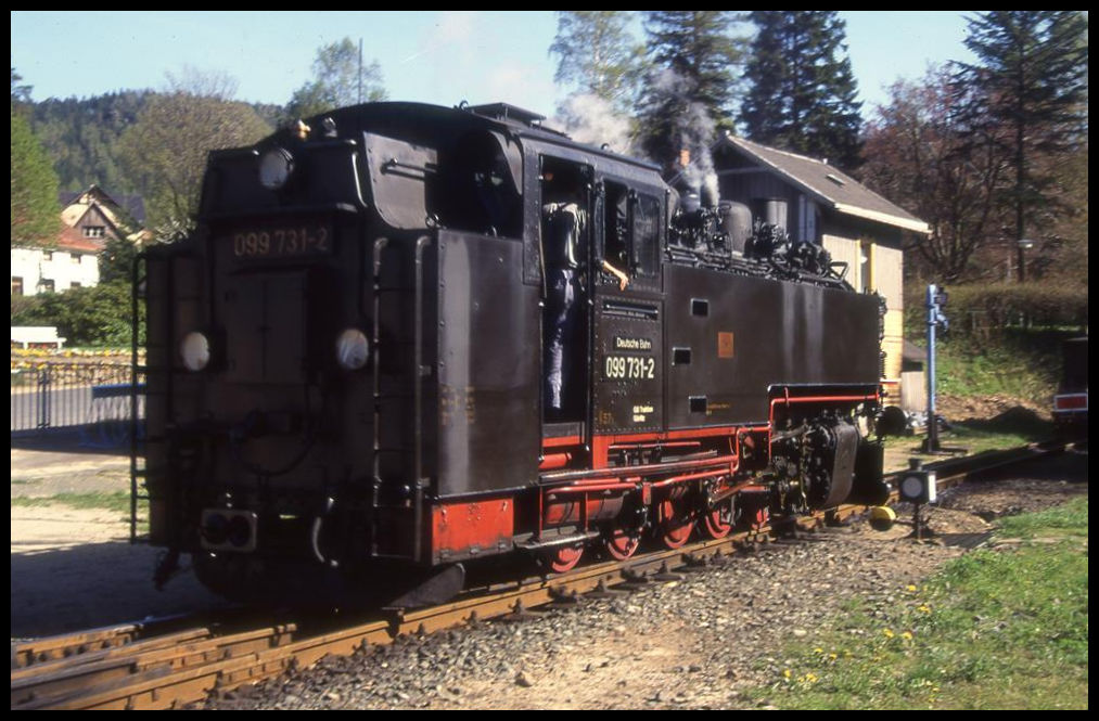 99731 fährt am 3.5.1995 in Kurort Oybin zum Wasserfassen.