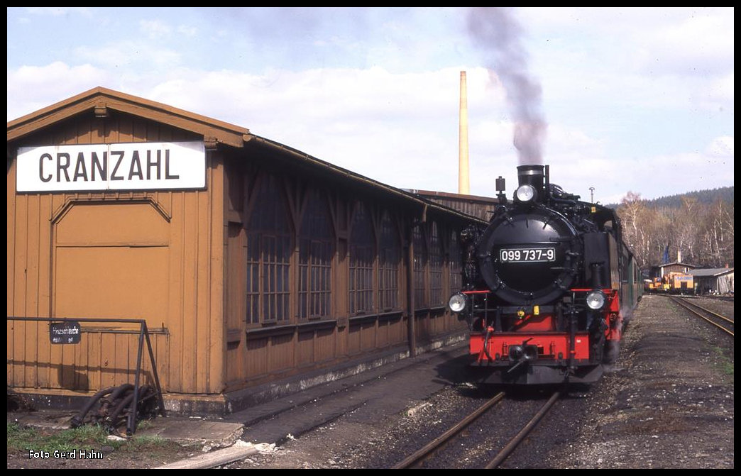 99737 am 27.04.1996 im Bahnhof Cranzahl. Wegen der Länge des Zuges kam wenig später eine Vorspann Lok hinzu.