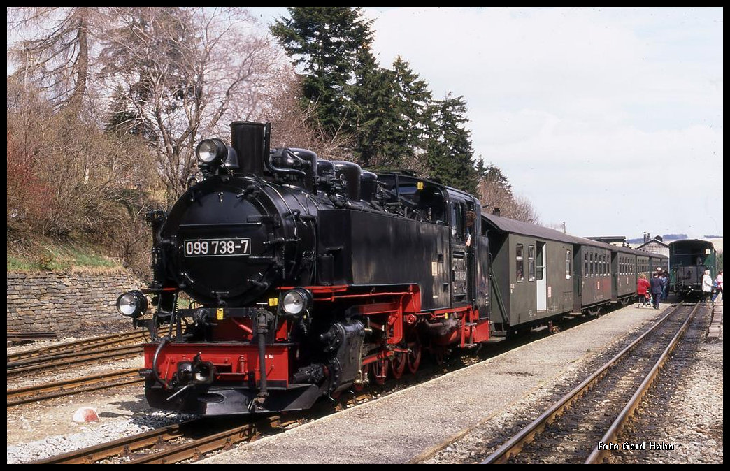 99738 kam hier am 27.04.1996 mit ihrem Personenzug aus Cranzahl gegen 14.00 Uhr im Bahnhof Oberwiesenthal an. 