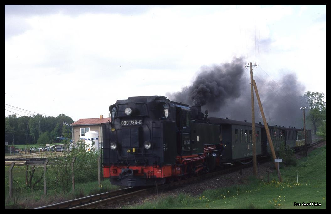 99739 erreicht am 17.5.1996 um 16.38 Uhr mit dem RB 167439 den Haltepunkt Bernsdorf auf der Fahrt nach Radebeul.