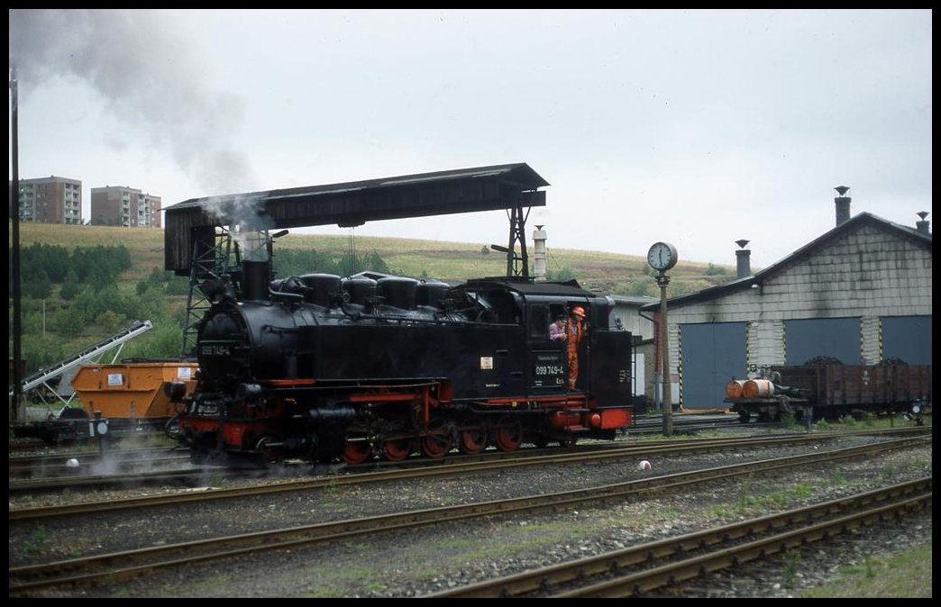 99749 dampft hier am 2.9.1995 in Oberwiesenthal in Richtung Lokschuppen.