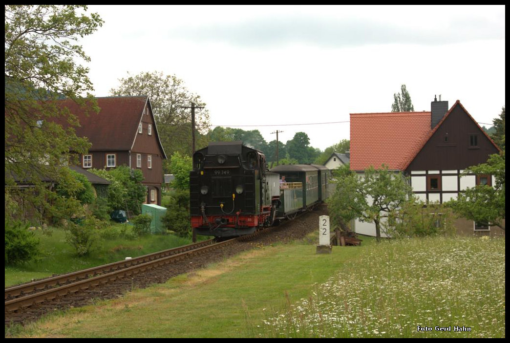 99749 kommt am 24.5.2016 mit dem Personenzug aus Kurort Johnsdorf zurück und rollt hier in die  Haltestelle Kurort Johnsdorf  ein.