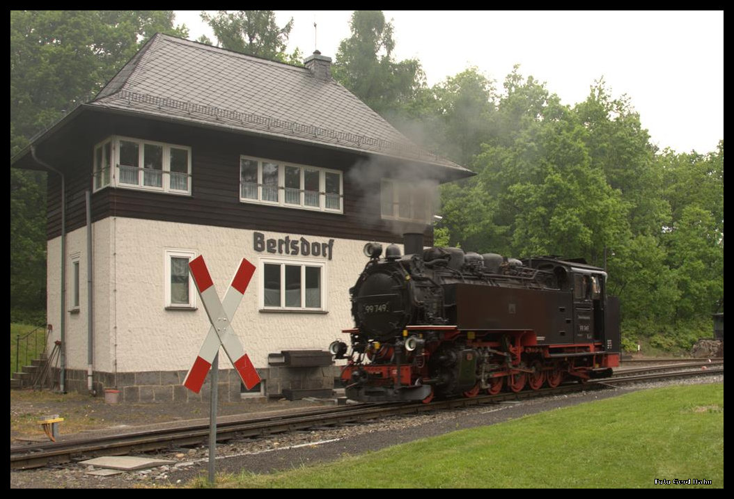 99749 rangiert am 24.05.2016 vor dem schmucken Stellwerk in Bertsdorf.