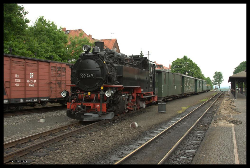 99749 steht am 24.05.2016 als Personenzug nach Kurort Johnsdorf im Bahnhof Bertsdorf bereit.