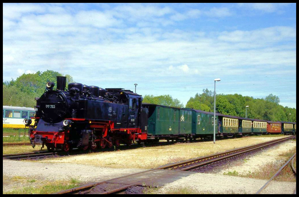99783 erreicht hier am 29.5.2004 um 16.06 Uhr mit dem Personenzug aus Binz den Bahnhof Putbus auf Rügen.