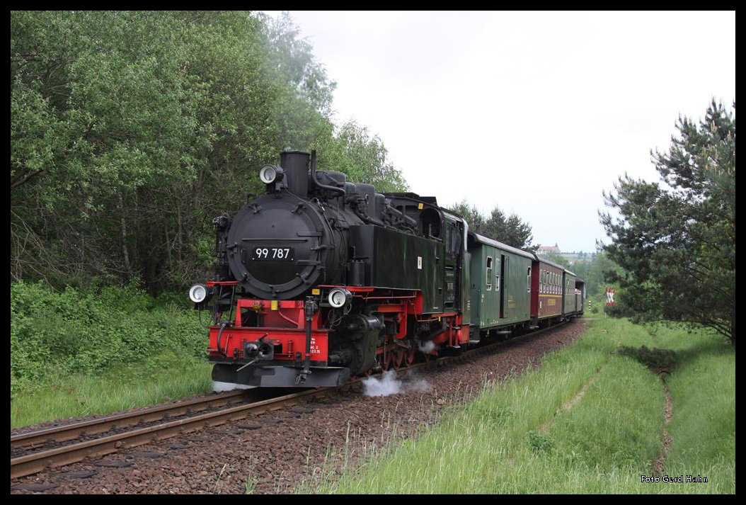 99787 war am 24.5.2016 hier um 15.30 Uhr in Ober Olbersdorf mit ihrem Zug auf dem Weg nach Bertsdorf.