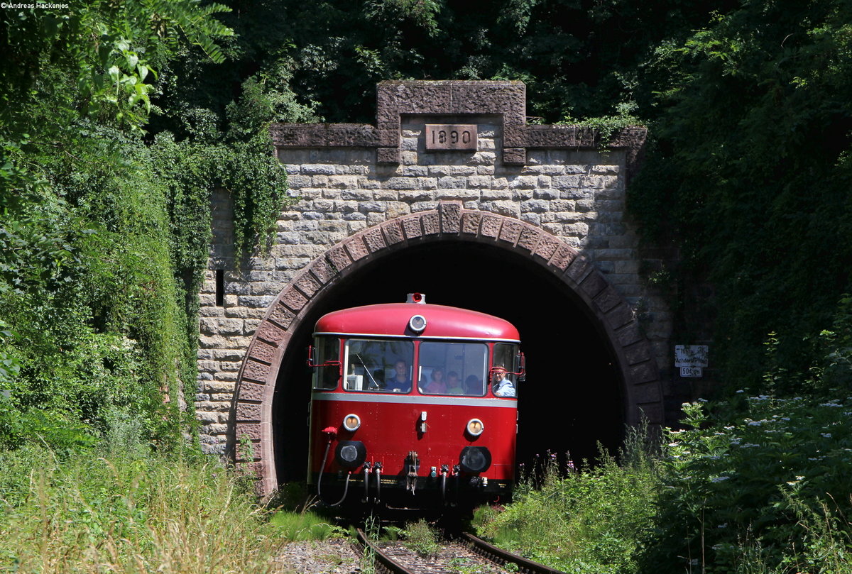 998 896-5 und 798 652-4 als RE 27650 (Tübingen Hbf-Waldshuts) am Tunnel am Achdorfer Weg 14.7.18