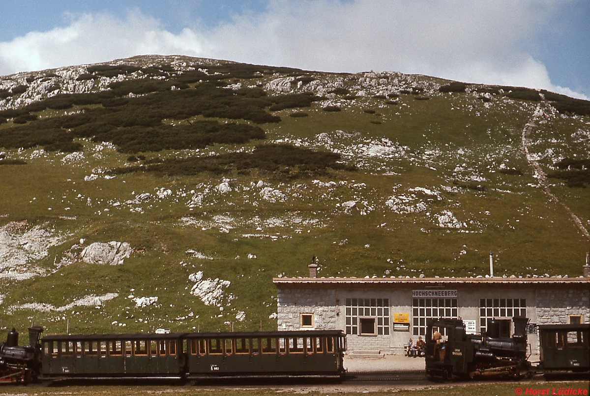 999.05 und eine weitere 999 warten in der Bergstation Hochschneeberg Anfang August 1975 auf ihre Fahrgäste