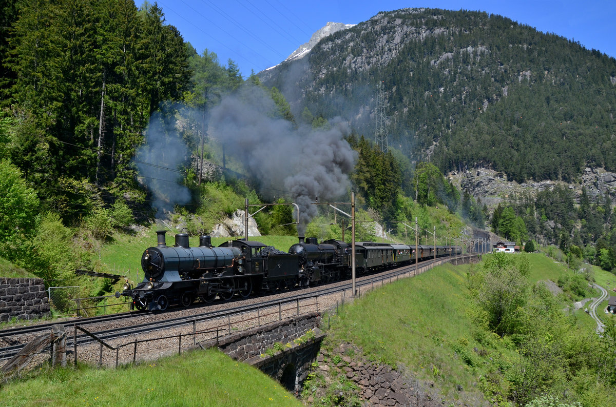 A 3/5 705 + C 5/6 2978 mit einem Sonderzug am 21.05.2016 oberhalb von Wassen. 