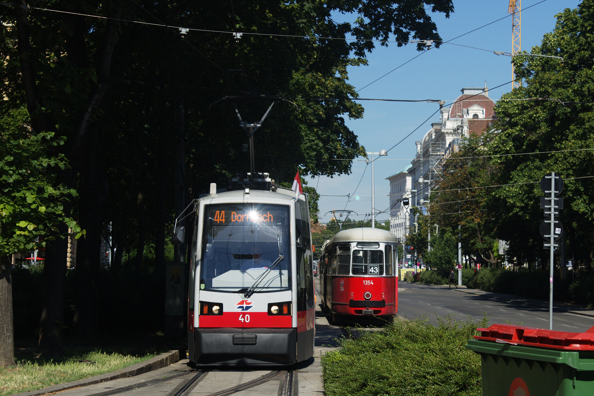 A 40 auf der Linie 44 neben E1 4865 mit c4 1354 auf der Linie 43 in der Universitätsstraße, 30.06.2016