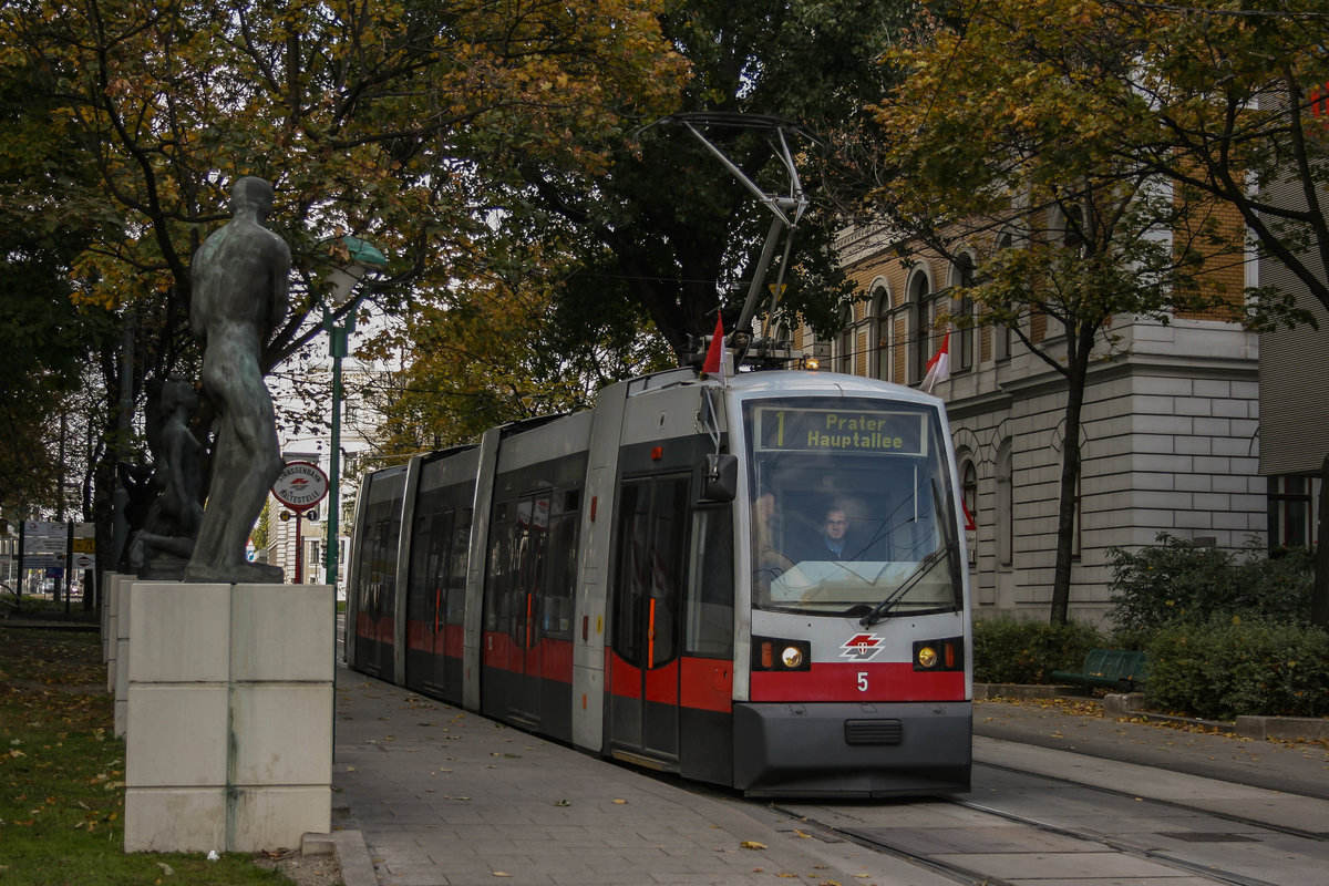 A 5 im Bereich der Fußgängerzone Radetzkystraße, direkt vor der Rettungszentrale.

Per 26.Oktoner.2008 wurde eine Neuorganisation der Ringlinien 1&2 vorgenommen bei welcher Linien verknüpft wurden.

Unter anderem wurde auch die Linie N (Prater Hauptallee - Schwedenplatz - Friedrich-Engels-Platz) mit der Linie 65 (Karlsplatz - Wiedner Hauptstraße - Knöllgasse - Stefan-Fadinger-Platz) verknüpft.

Die ehemaligen Ringlinien 1&2 wurden obsolet und so konnte das freiwerdende Liniensignal für diese neue Linie verwendet werden.

In den ersten 3 Jahren verkehrten hier neben E1-c4 auch Fahrzeuge der Type A. Entsprechend den hohen Fahrgastaufkommen wurde allerdings der Planauslauf auf Fahrzeuge der Type B (Lang-Ulf) umgestellt.

26.Oktober.2008, Radetzkystraße