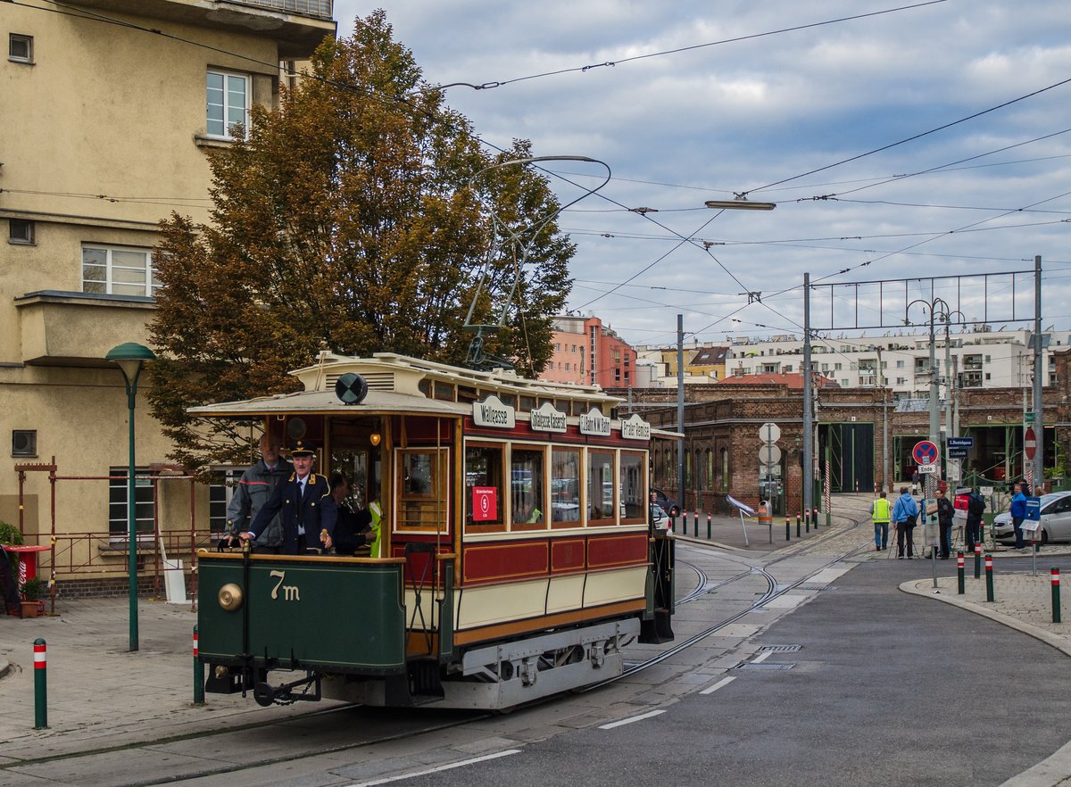 A 7m als Vertreter der ersten Generation der  elektrischen Motorwagen  bei der Wiener Straßenbahn bei der großen Parade anlässlich  150 Jahre Wiener Tramway  am 27.September.2015

A 7m wurde am 23.01.1897 in den Wagenstand der  Wiener Tramway Gesellschaft  übernommen und wurde, nach zahlreichen Umbauten, im Jahr 1937 ausgeschieden.

Als Gastwagen kam 7m von der  Mariazeller Museumstramway  nach Wien und war einer der Stars bei der großen Parade.