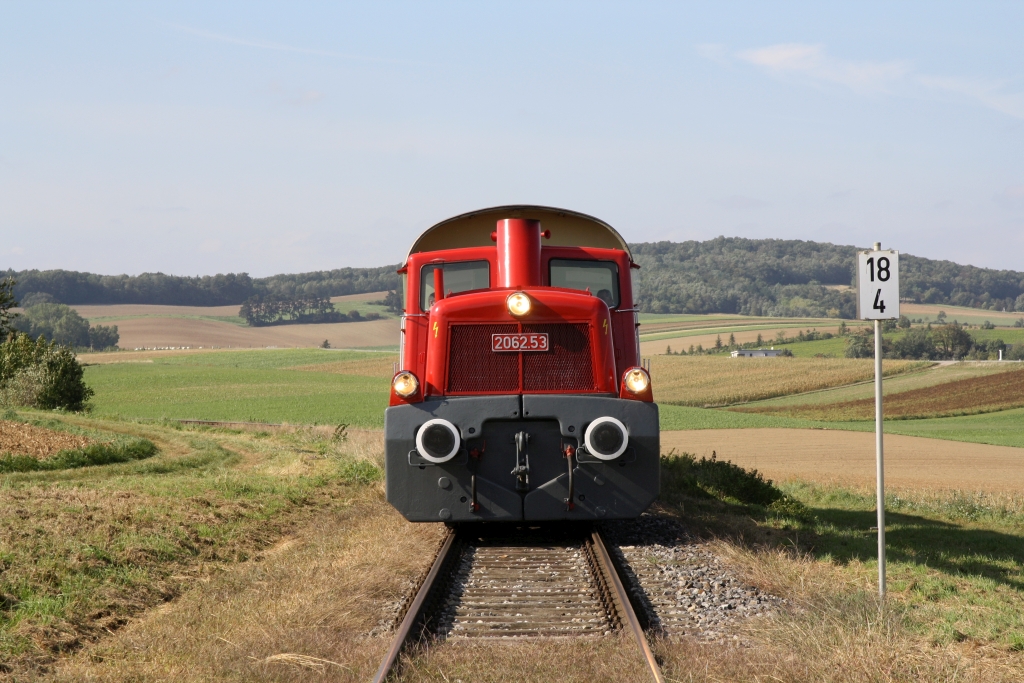 A-BIF 2062.53 am 03.Okt. 2021 als Nebenfahrt 14720 (Ernstbrunn - Würnitz-Hetzmannsdorf) beim Km 18,4 der Lokalbahn Korneuburg - Hohenau. - Hinweis für Admin: Das Bild entstand bei einer geführten und sehr gut organisierten Fotofahrt mit ausgewählten Standorten, wo dann der Zug den Wünschen der Fotographen entsprechend positioniert wurde. Ich stand auf einem öffentlichen Feldwegübergang um die stehenden Lok fotographieren zu können.