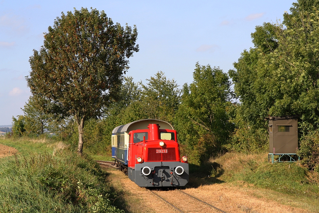 A-BIF 2062.53 am 03.Okt. 2021 als Nebenfahrt 14720 (Ernstbrunn - Würnitz-Hetzmannsdorf) in der ehemaligen Haltestelle Weinsteig.