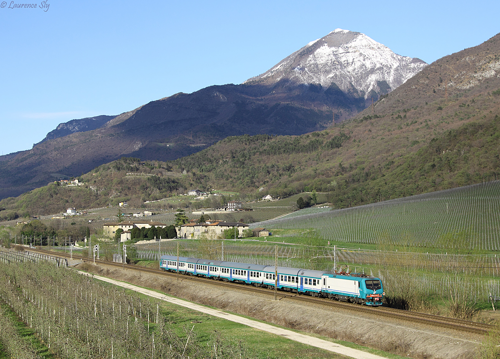 A class E.464 heads south past Aldeno whilst working Regionale train10919, 1336 Bolzano-Verona P.N, 24 March 2014
