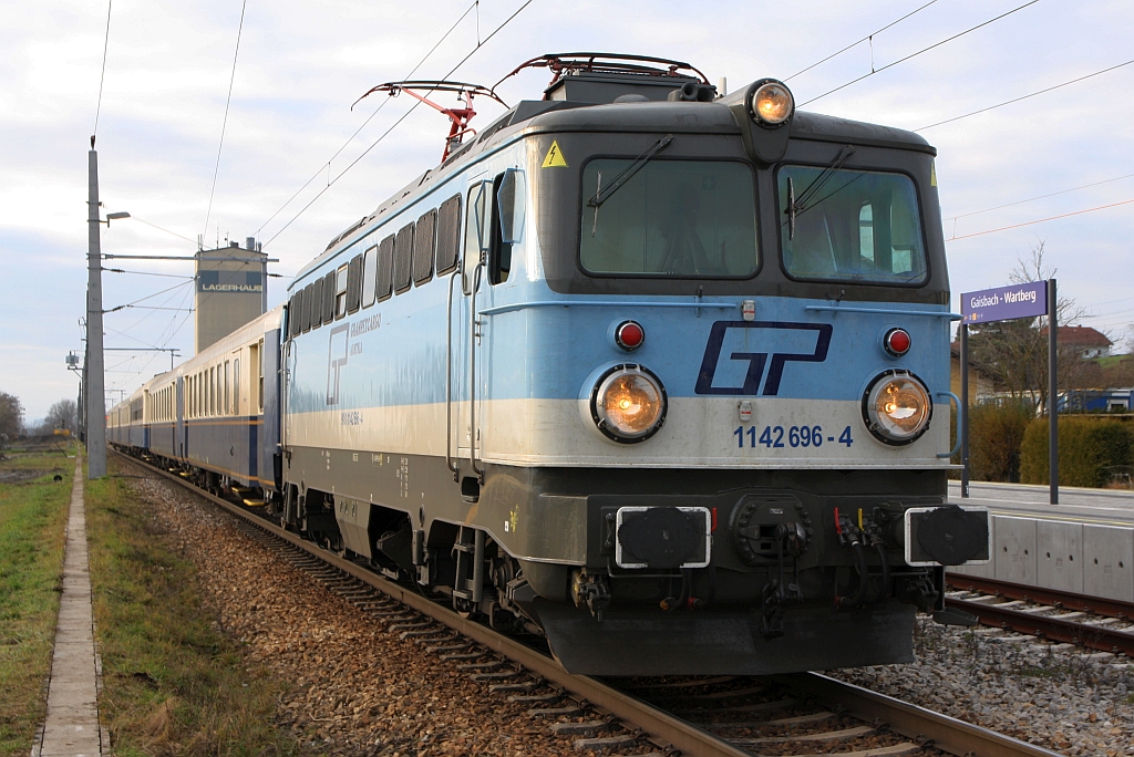 A-GCA 1142 696-4 am 30.November 2019 vor dem SLP 17433 (Freistadt - Linz Hbf.) in Gaisbach-Wartberg.
