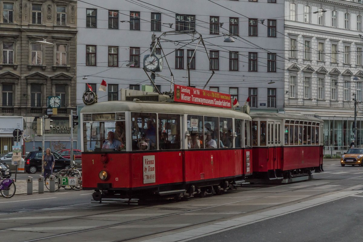 A-k5 in der Nußdorfer Straße. Die Garnitur befuhr im Rahmen des 33.Tramwaytages die Strecke Schottentor - Marsanogasse. 

1+3940, 06.05.2017