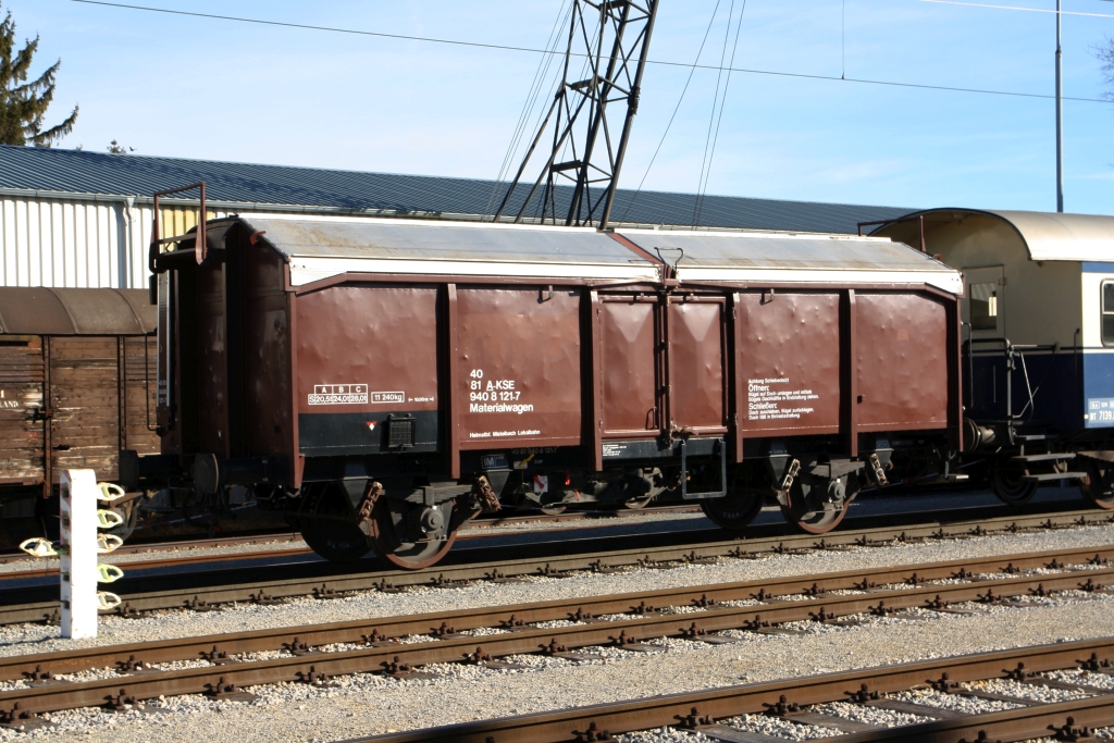 A-KSE 40 81 9408 121-7 Materialwagen (ex Tms) am 01.Februar 2020 im Bahnhof Schwechat.