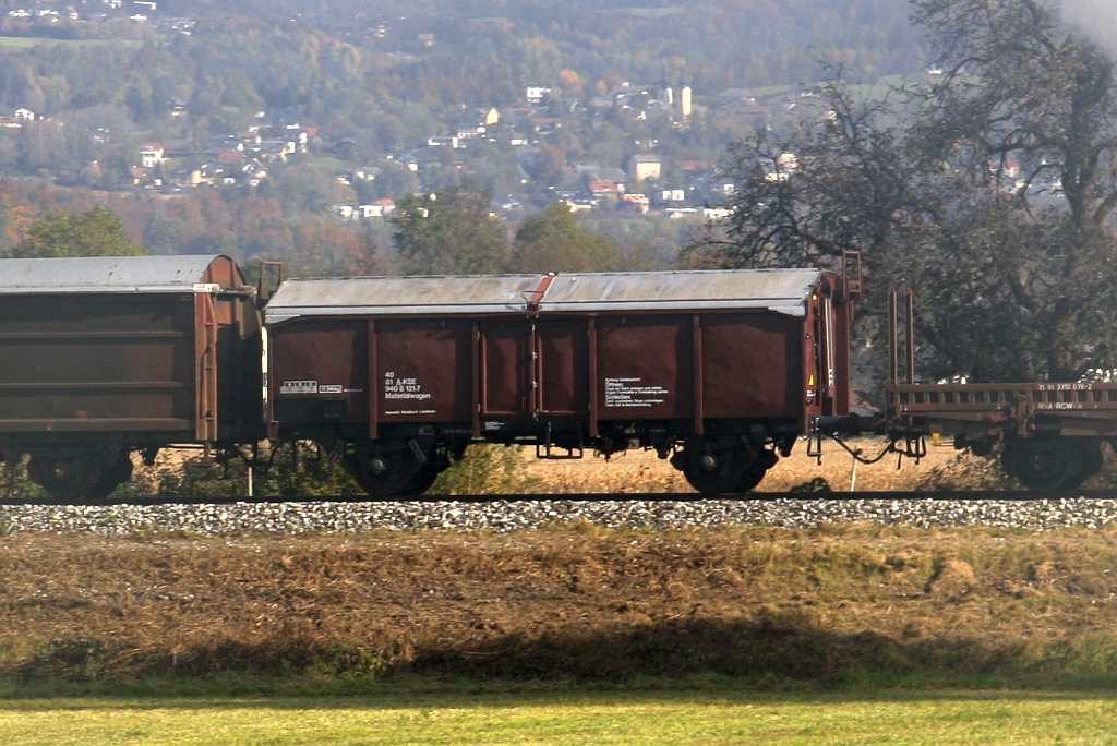 A-KSE 40 81 9408 121-7 Materialwagen (ex Tms) am 23.Oktober 2020 eingereiht in der NBiK-Fahrt 1 (Weizelsdorf - Ferlach) beim Strecken-Km 0,6 der Ferlacherbahn.