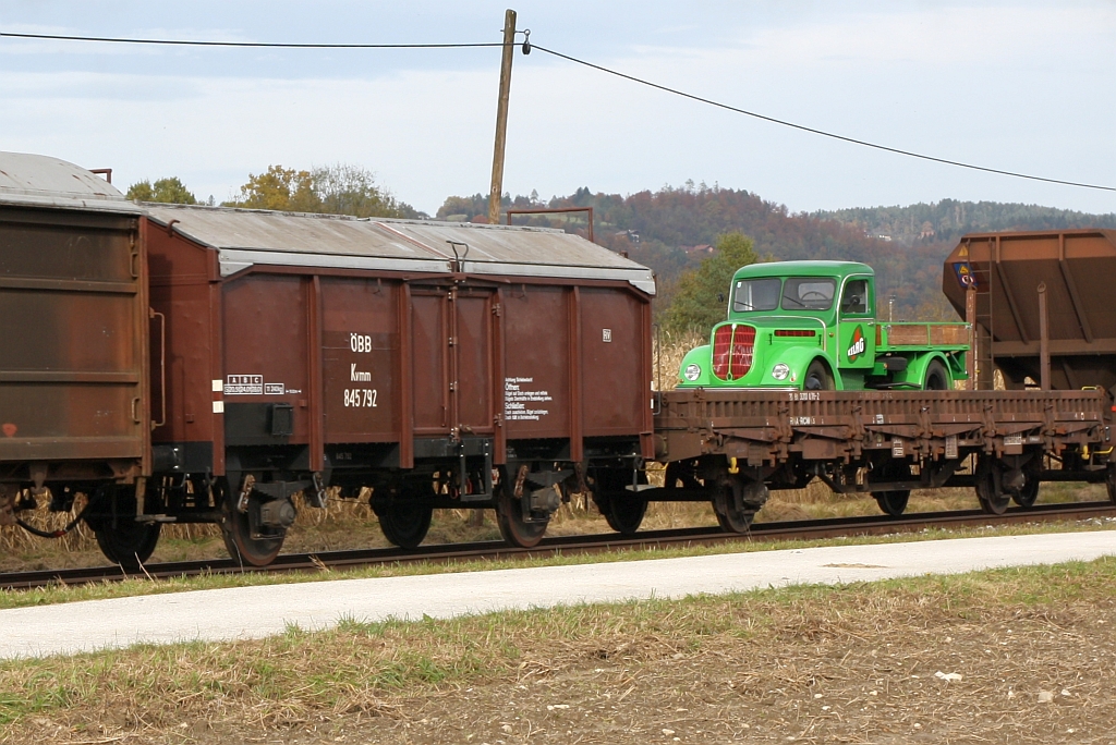 A-KSE 40 81 9408 121-7 Materialwagen (ex Tms), historisch als Kvmm 845 792 beschriftet, am 23.Oktober 2020 eingereiht in der NBiK-Fahrt 2 (Ferlach - Feistritz im Rosental) beim Strecken-Km 32,0 der Rosentalbahn.