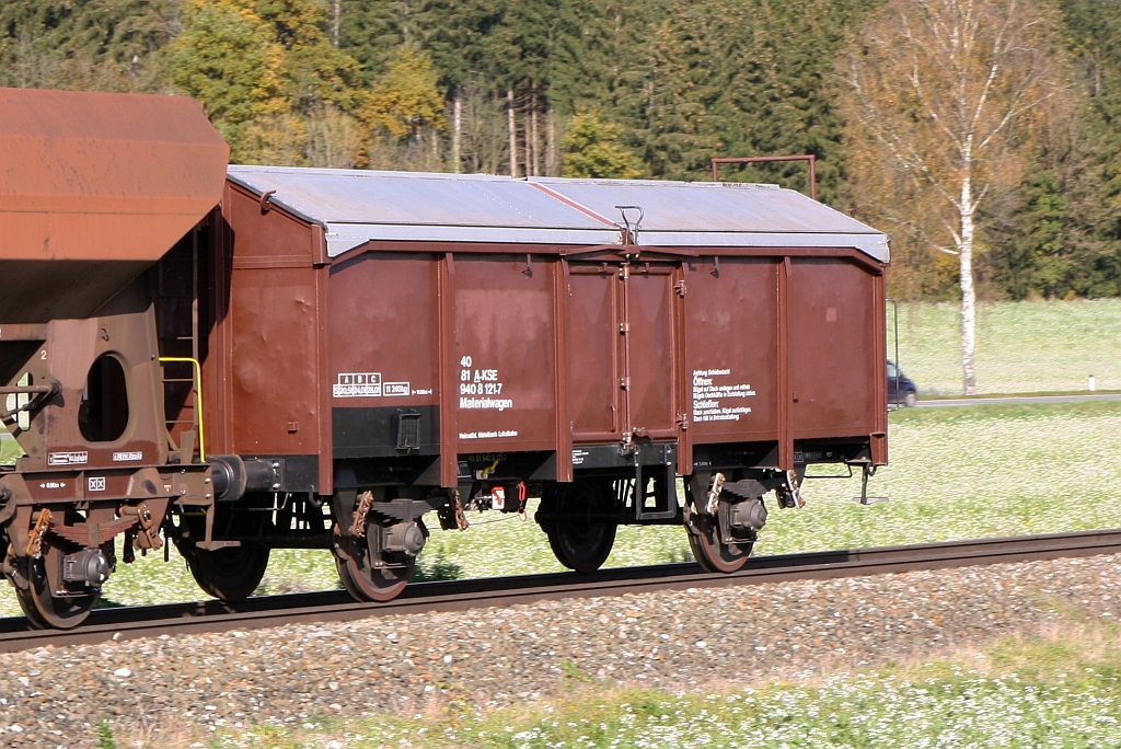 A-KSE 40 81 9408 121-7 Materialwagen (ex Tms) am 25.Oktober 2020 als letztes Fahrzeug des SGAG 14797 (St. Veit an der Glan-Westbf. - Villach Hbf.-Ostbf.) auf der Rudolfsbahn beim Strecken-Km 332,8.