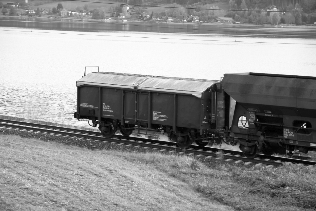 A-KSE 40 81 9408 121-7 Materialwagen (ex Tms) am 25.Oktober 2020 als letztes Fahrzeug des SGAG 14797 (St. Veit an der Glan-Westbf. - Villach Hbf.-Ostbf.) auf der Rudolfsbahn beim Strecken-Km 366,6.