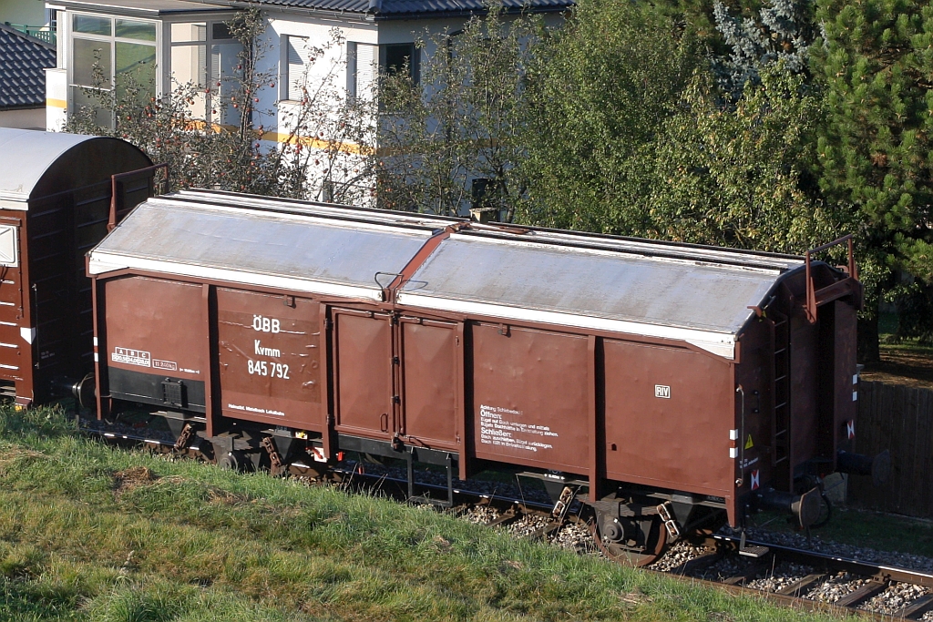 A-KSE 40 81 9408 121-7 Materialwagen (ex Tms), mittels Magnetfolien historisch als Kvmm 845 792 beschriftet, am 04.Okt. 2021 als letztes Fahrzeug der Nebenfahrt 14725 (Würnitz-Hetzmannsdorf - Ernstbrunn) beim Km 22,6 der Lokalbahn Korneuburg - Hohenau.