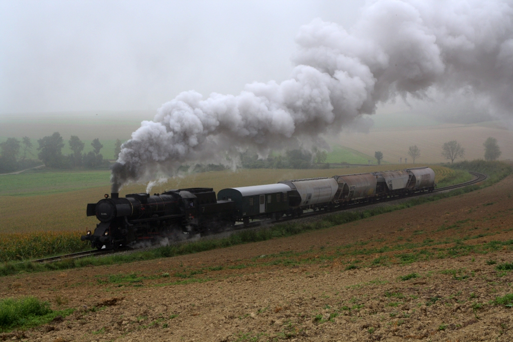 A-LOKTM 52.4984 am 04.Okt. 2021 als Nebenfahrt 14723 (Korneuburg - Ernstbrunn) beim Km 23,6 der Lokalbahn Korneuburg - Hohenau.