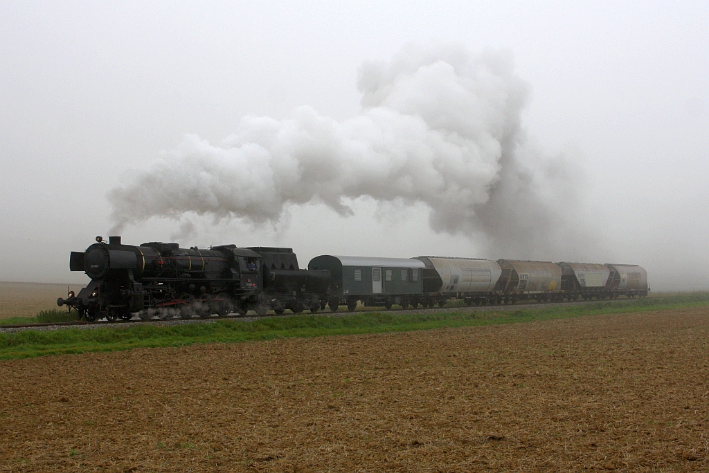 A-LOKTM 52.4984 am 04.Okt. 2021 als Nebenfahrt 14723 (Korneuburg - Ernstbrunn) beim Km 25,6 der Lokalbahn Korneuburg - Hohenau.