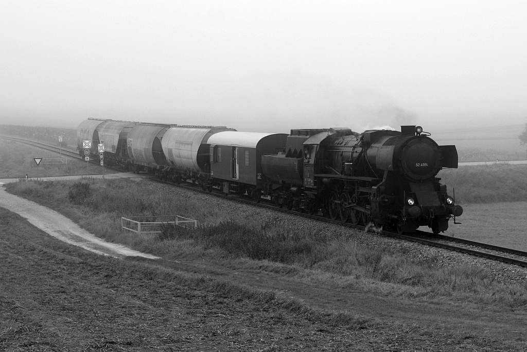 A-LOKTM 52.4984 am 04.Okt. 2021 als Nebenfahrt 14723 (Korneuburg - Ernstbrunn) beim Km 27,2 der Lokalbahn Korneuburg - Hohenau.