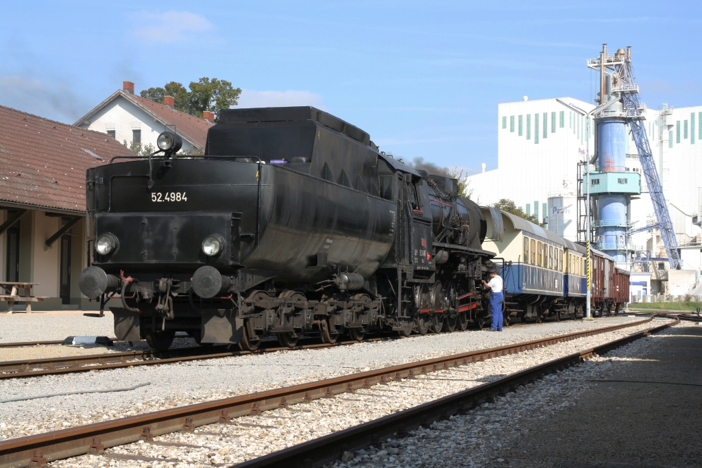 A-LOKTM 52.4984 am 04.Okt. 2021 vor der Abfahrt als Nebenfahrt 14724 nach Würnitz-Hetzmannsdorf im Bahnhof Ernstbrunn.