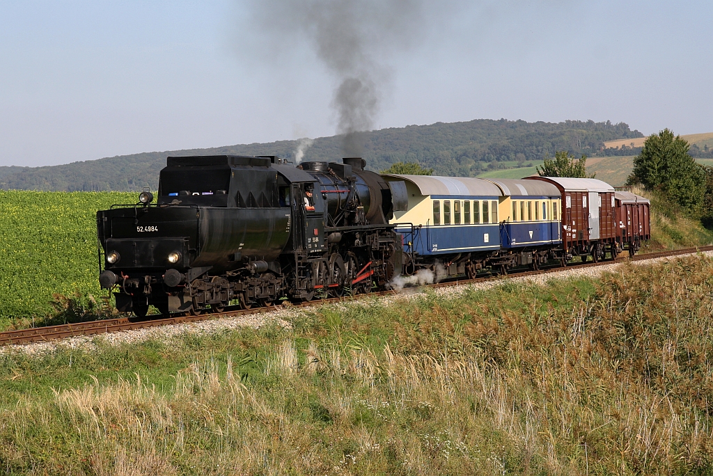 A-LOKTM 52.4984 am 04.Okt. 2021 als Nebenfahrt 14724 (Ernstbrunn - Würnitz-Hetzmannsdorf) beim Km 20,4 der Lokalbahn Korneuburg - Hohenau.