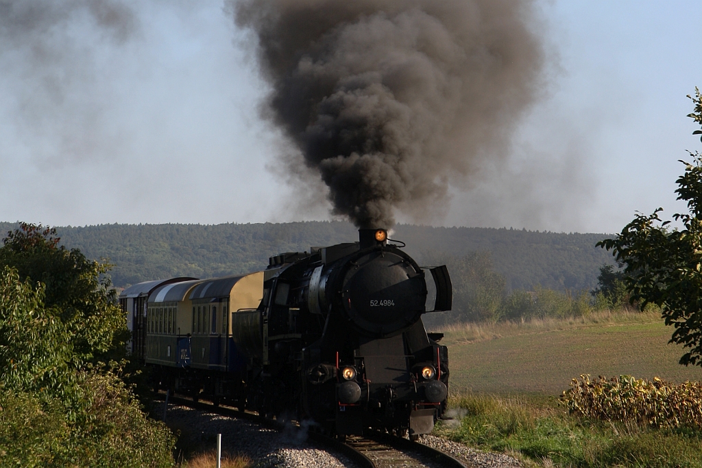 A-LOKTM 52.4984 am 04.Okt. 2021 als Nebenfahrt 14725 (Würnitz-Hetzmannsdorf - Ernstbrunn) beim Km 17,7 der Lokalbahn Korneuburg - Hohenau.