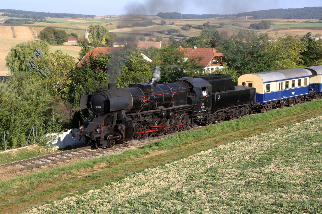 A-LOKTM 52.4984 am 04.Okt. 2021 als Nebenfahrt 14725 (Würnitz-Hetzmannsdorf - Ernstbrunn) beim Km 22,6 der Lokalbahn Korneuburg - Hohenau.