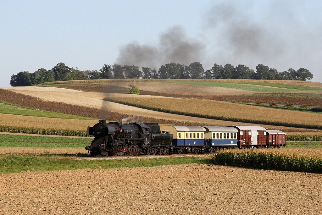 A-LOKTM 52.4984 am 04.Okt. 2021 als Nebenfahrt 14725 (Würnitz-Hetzmannsdorf - Ernstbrunn) beim Km 25,4 der Lokalbahn Korneuburg - Hohenau.