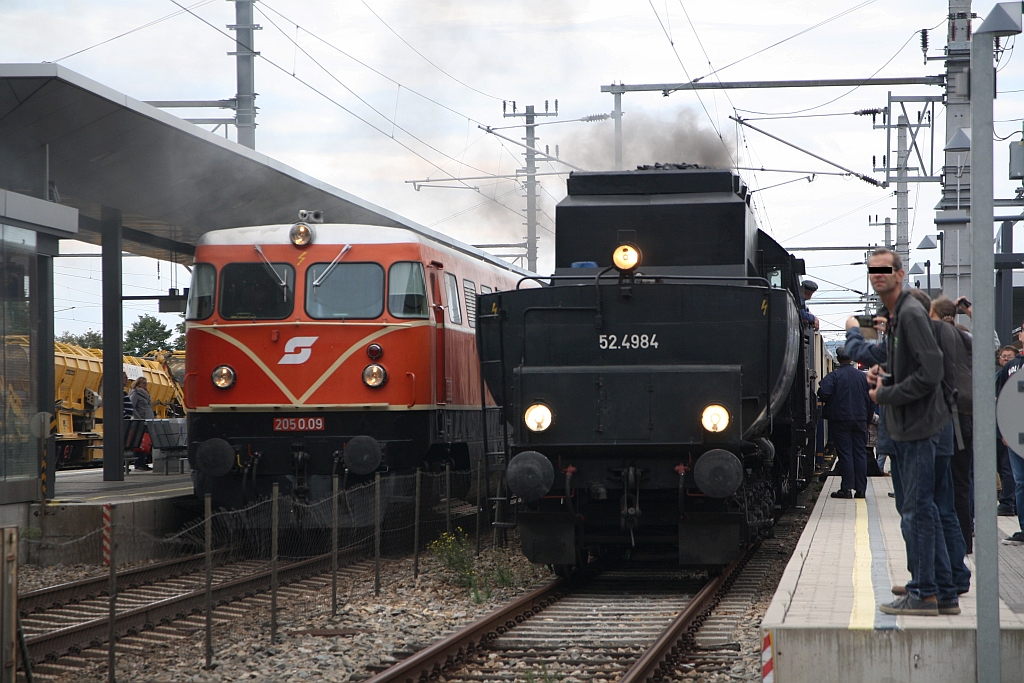 A-LOKTM 52.4984 ist am 24.September 2023 mit dem SEZ 17425 (Ernstbrunn - Wien Praterstern) in Korneuburg angekommen und wird nun als SLZ 17429 nach Traiskirchen Aspangbahn weiterfahren. Den SEZ 17425 befördert dann die als SLZ 17428 (Brandbeobachtung) aus Ernstbrunn angekommene A-RBAHN 2050.09 weiter zum Zielbahnhof.