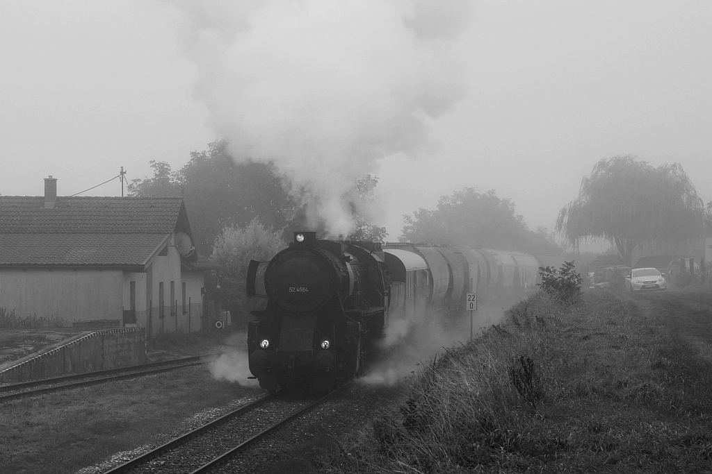 A-LOKTM 52.4984 fährt am 04.Okt. 2021 als Nebenfahrt 14723 (Korneuburg - Ernstbrunn) in den Bahnhof Wetzleinsdorf ein.