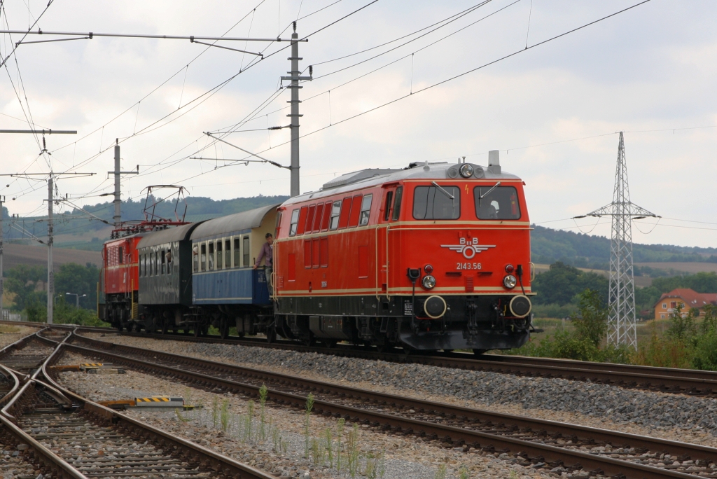 A-NLB 2143.56 und A-CZA 1040 013-3 am 08.September 2019 im Bahnhof Mistelbach.