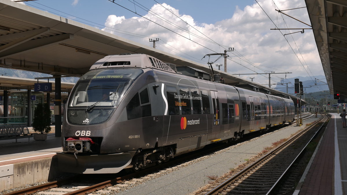 A-ÖBB BDET 93 81 4024 085-5 angekommen als S6 von Hochfilzen, fährt weiter als REX 5218 zum Brenner/Brennero; dieser Triebwagen dient als Werbeträger für mastercard  Das gute Gefühl, Ziele zu erreichen - Unbezahlbar ; Wörgl, 22.06.2018
