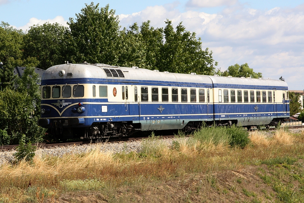 A-OSEK 5145.11 + 6645.02 am 22.August 2026 w�hrend des zweit�gigem Fotospezial  Dieselnostalgie im Weinviertel  kurz nach dem Bahnhof Wilfersdorf-Hobersdorf.