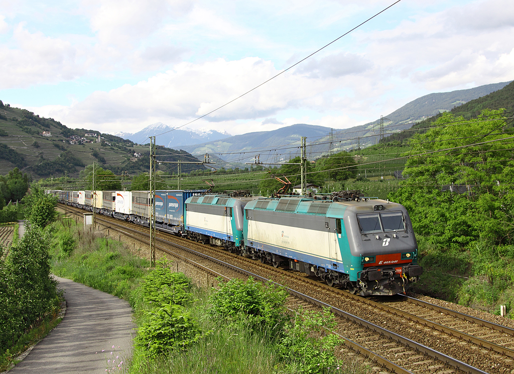A pair of class E.405 locomotives head a southbound freight train past Albes. The lead locomotive is E.405 041, 22 May 2013.