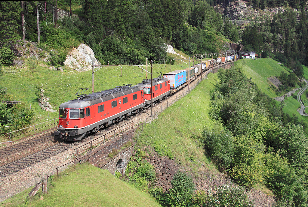 A pair of SBB locomotives (11668 leading) haul a southbound intermodal train past Wassen, 15 August 2014