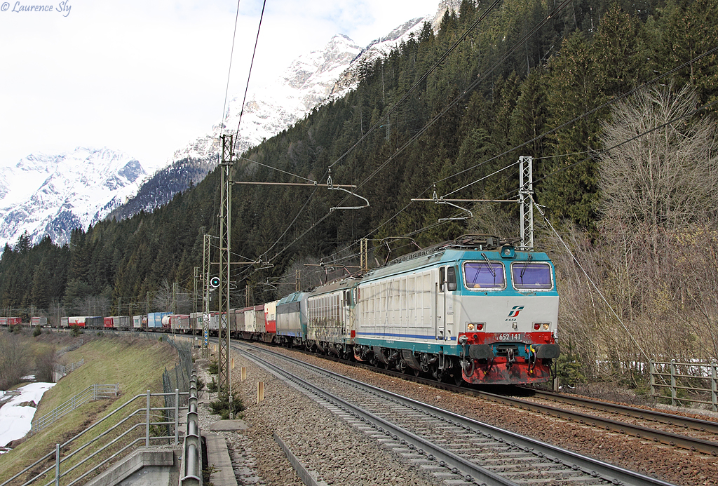 A pair of Tigers (E.652 141 leading) pass Fleres whilst working a southbound cargo train from Brennero to Verona, 27 March 2014.