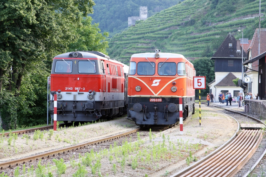 A-PLOK 2143 067-3 und A-RBAHN 2050.09 am 17.Juni 2023 im Bahnhof Spitz a.d. Donau.