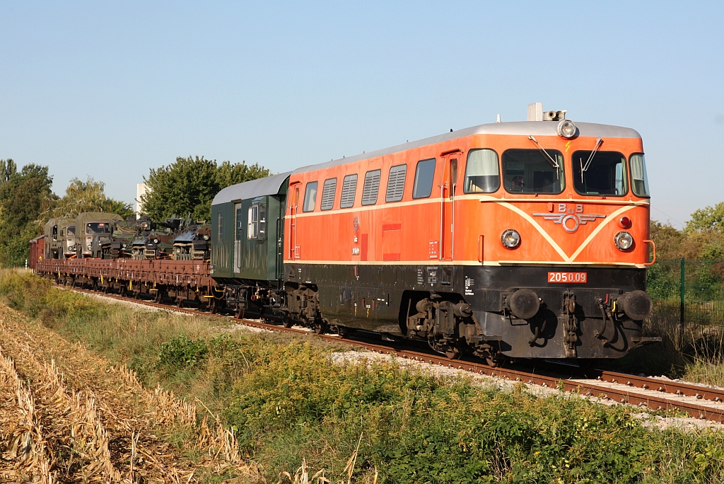 A-RBAHN 2050.09 am 20.September 2025 mit dem SGAG 96294 (Korneuburg - Ernstbrunn) beim Strecken-Km. 3,0 der Lokalbahn Korneuburg - Hohenau.